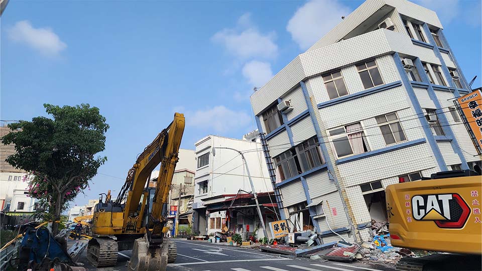 倒塌早餐店在這！北濱街透天厝已夷平重鋪瀝青 