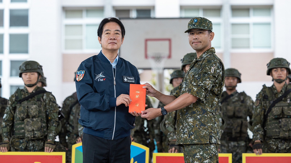 賴清德赴花蓮督軍　親帶粽子感謝官兵崗位