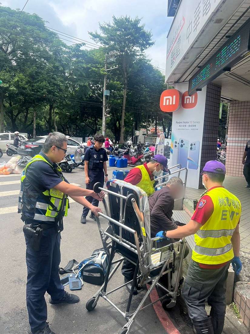 民眾酒醉路倒 馬路當屋 地上當床 警到場協助送醫