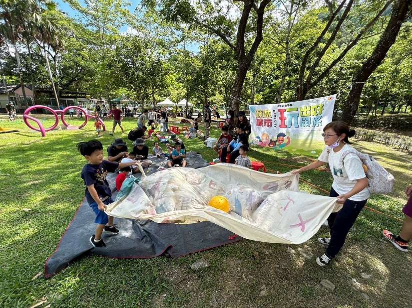 屏縣原住民節慶八步舞與現行流行16蹲 串起不同家庭間同伴遊戲的樂趣