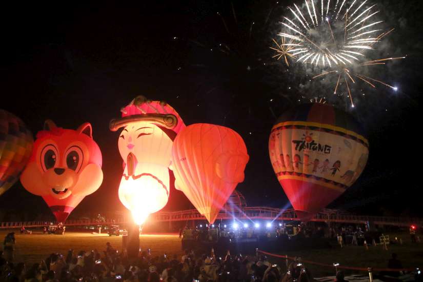 臺東市區熱氣球光雕於國際地標熱鬧登場 樂團麋先生MIXER+煙火秀 饒縣長與兩萬球迷齊欣賞