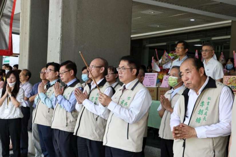 慶讚中元 黃偉哲主持民治市政中心祭典 捐贈供品助弱勢