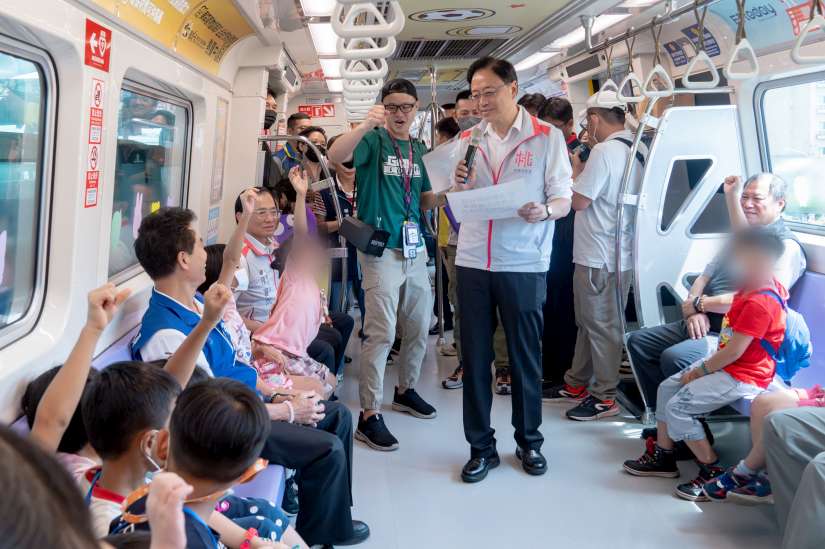 桃捷Let’s Go巧虎彩繪列車啟航 張市長邀家扶中心孩童開箱同樂