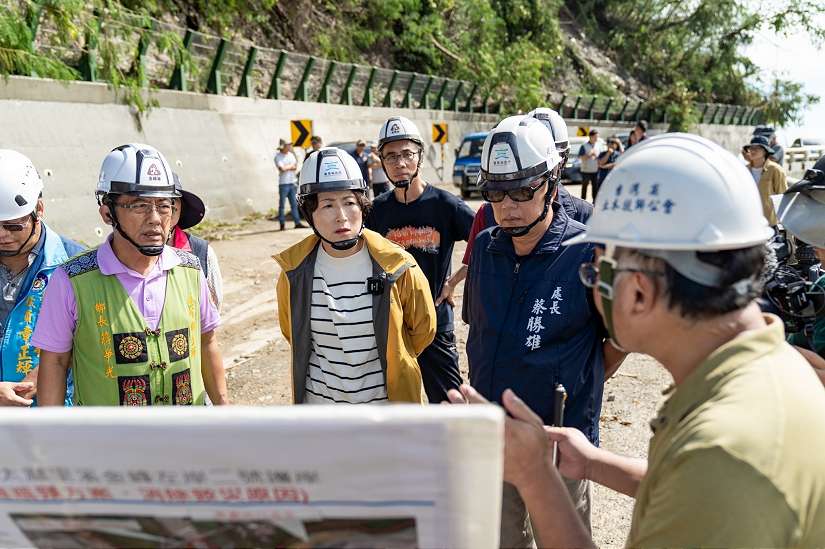 金峰鄉東64鄉道坍塌交通中斷  縣長饒慶鈴指示緊急搶通維生道路