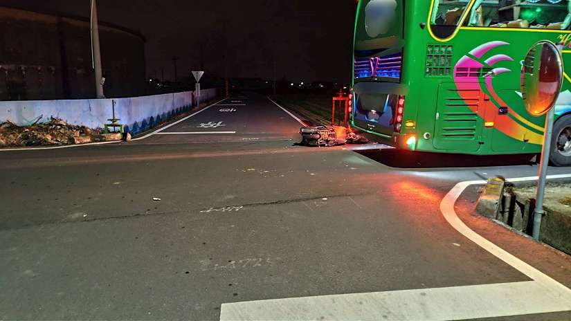 路口未停讓 遊覽車與機車交通事故