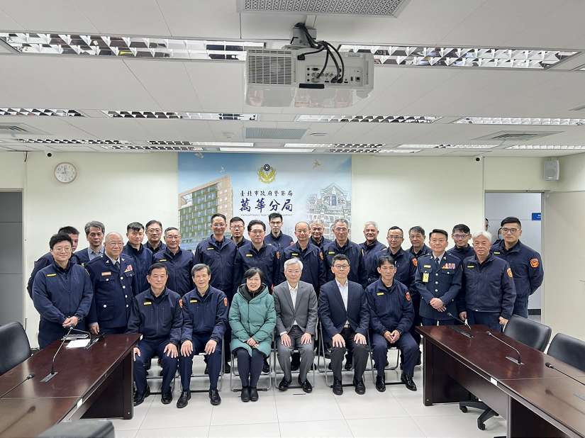 內政部部長劉世芳偕同警政署長張榮興陪同前往北市警局萬華分局慰勉警察及義警、民防同仁辛勞