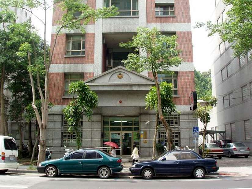 獨居翁住家遭火祝融生活陷困頓 美女警協助申請急難救助金