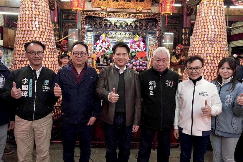 蛇年到迎新春!邱臣遠代理市長除夕夜發放開運小紅包 與市民一同參香祈福