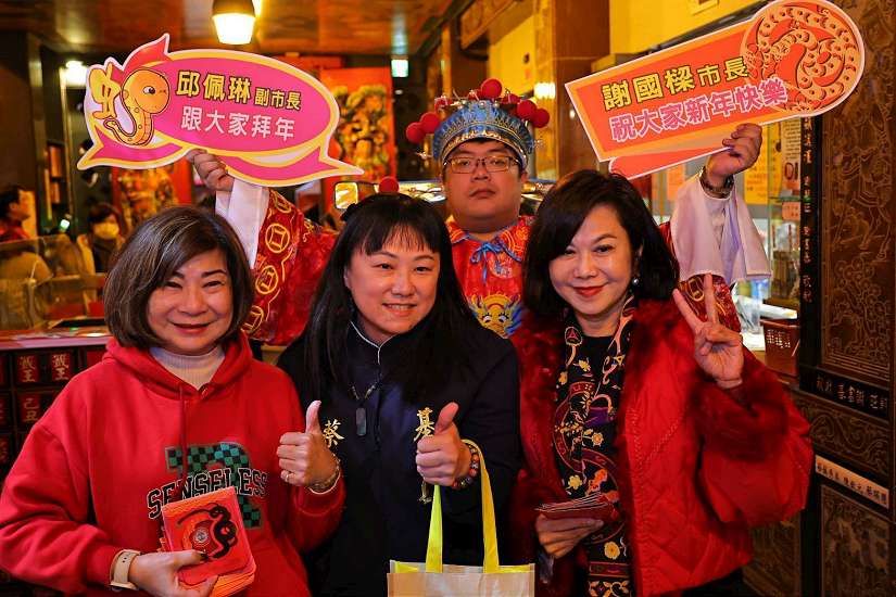 除夕夜邱佩琳參拜慶安宮 向基隆媽祈求市運昌隆