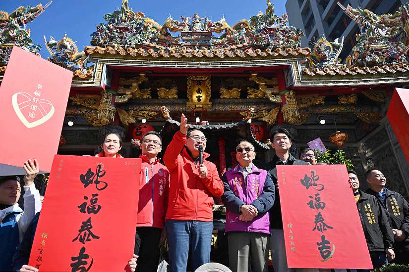 侯友宜大年初一赴板樹廟宇參拜　祝福市民「蛇福泰吉」、財源滾滾來