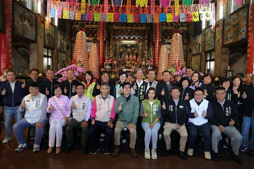 大年初四迎財神 財源「蛇」進來 陳其邁參香走春發紅包