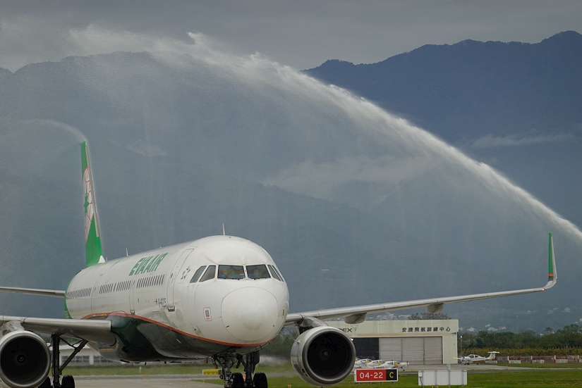 立榮航空首度東金包機直飛 帶來173名金門旅客前來台東 促進雙邊交流及縣市友好情誼