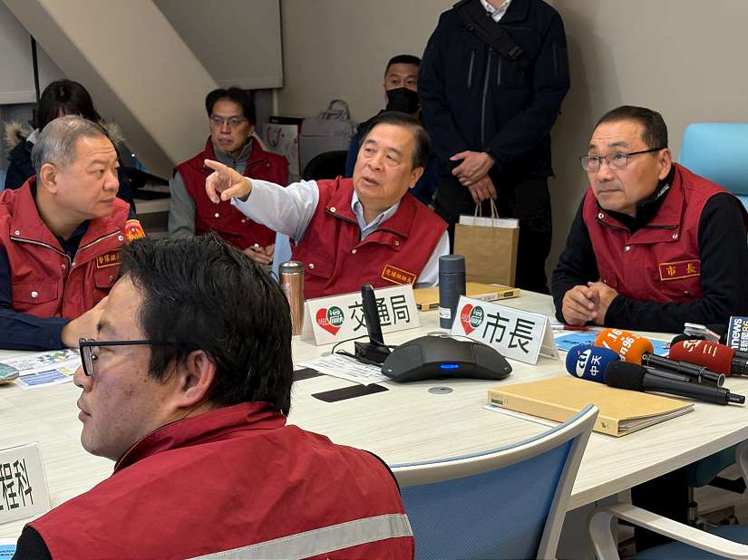 視訊連線墓區交通疏導 侯友宜籲請市民掃墓多利用接駁專車
