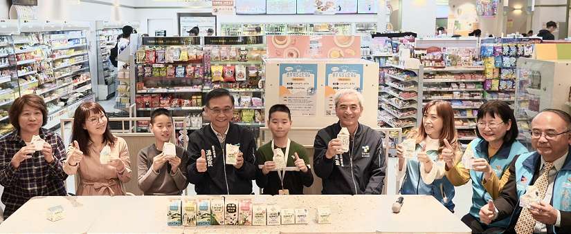 「鮮奶週報」試營運暖身跑，局長親自視察鼓勵學童踴躍兌換