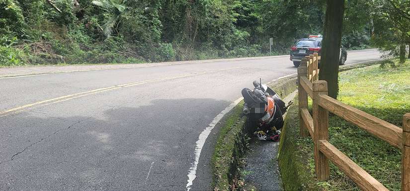 不滿機車排黑煙遭指責 男子亮刀刺傷騎士頸部
