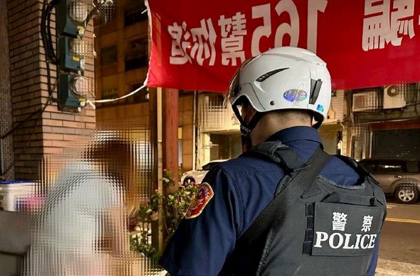 女子深夜酒醉斷片／醉臥人行道路倒