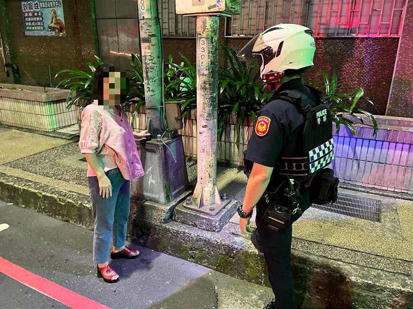 婦人凌晨徘徊大街疑走失  基警見狀積極助返家