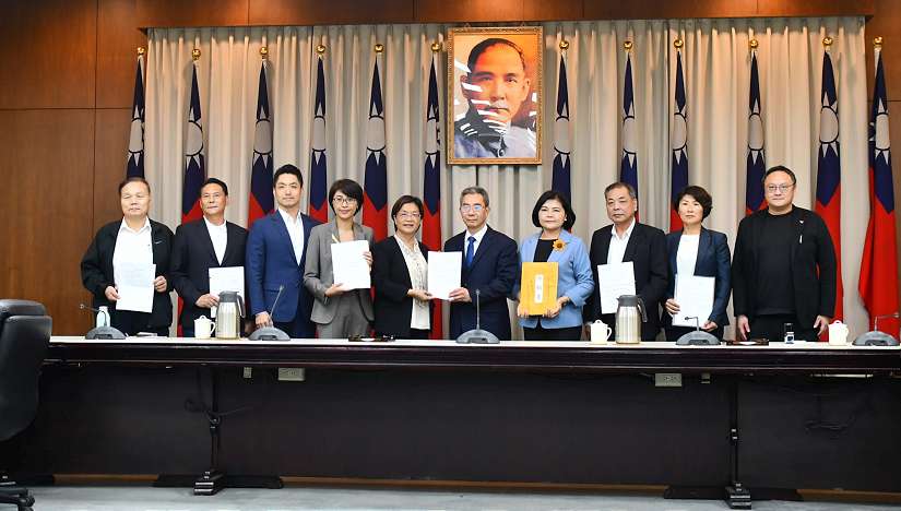 對於行政院刪減彰化縣一般性補助款51.7億元案 赴行政院遞交訴願書