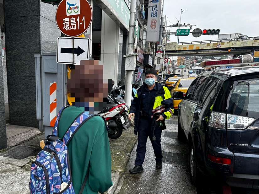 基隆婦提領百萬現金  警主動關懷護鈔返家