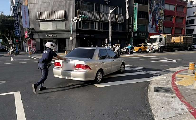 民眾車輛拋錨路中恐影響交通，大力士暖警揮汗推車解圍