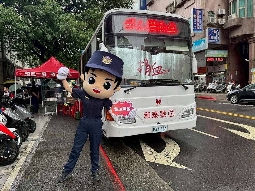 不畏酷暑與風雨 北投警挽起衣袖補滿血庫中
