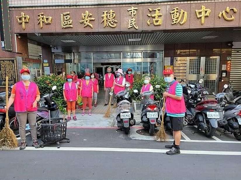 中和警分局犯罪預防團隊與長輩一起「強化防詐意識  守護長輩財產安全」