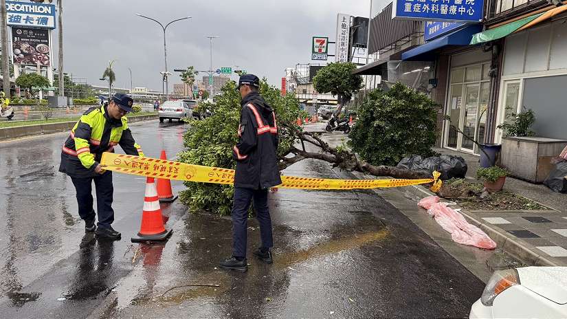 丹娜絲颱風猖狂肆虐  嘉市警日夜守護不退縮  復原家園不缺席