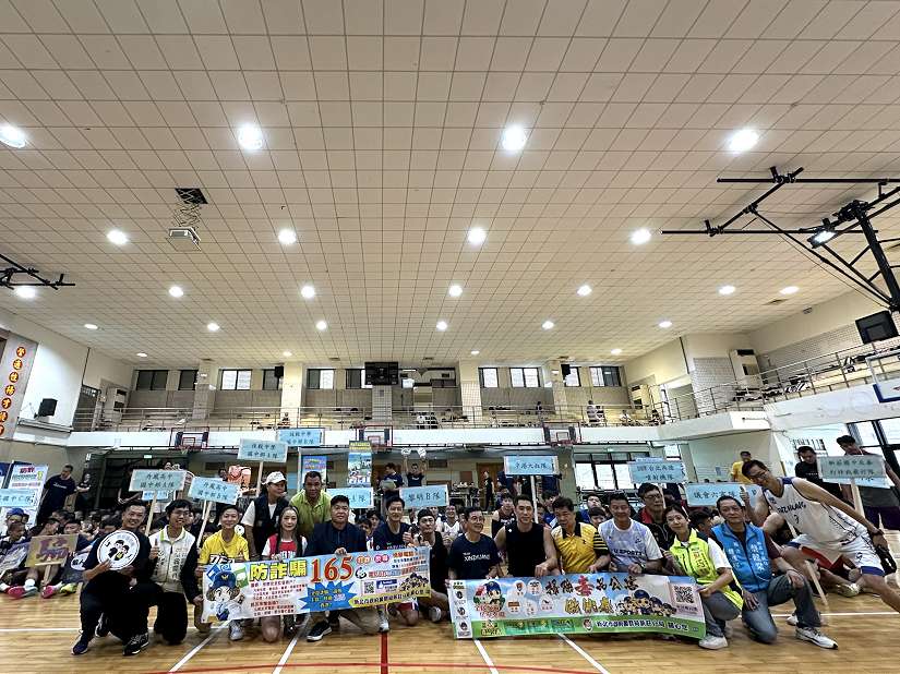 新莊分局警與青少年於球場競賽 暑假不忘宣導識詐、反毒及交通安全觀念