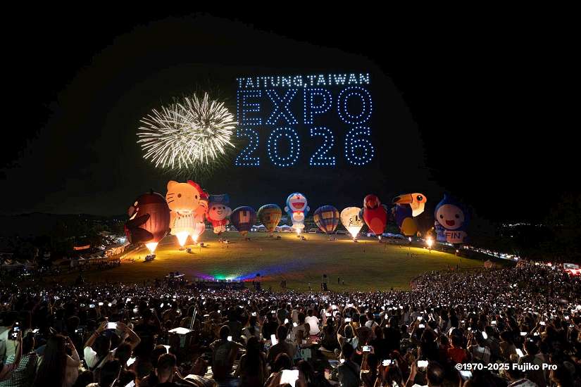 終於等到你！2025熱氣球嘉年華鹿野高台首場光雕音樂會 球迷湧入塞爆 動力火車壓軸登場掀起熱潮