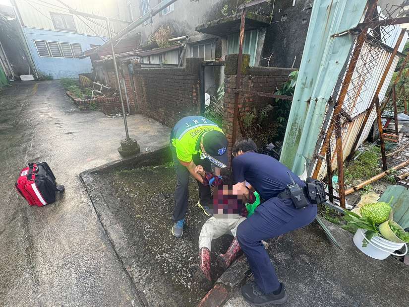 老嫗菜園跌倒 警合力協助送醫