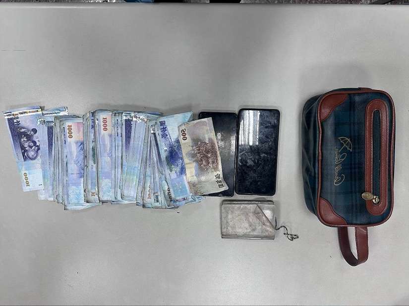 17萬現金丟垃圾車直送焚化爐 北投警翻垃圾堆找回