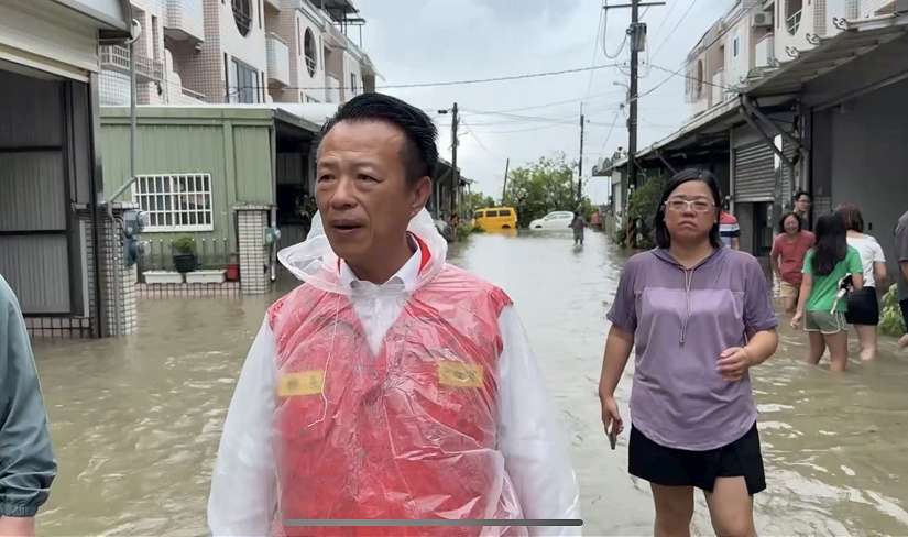 嘉義縣遇強降雨多處積淹水，縣長翁章梁視察災情