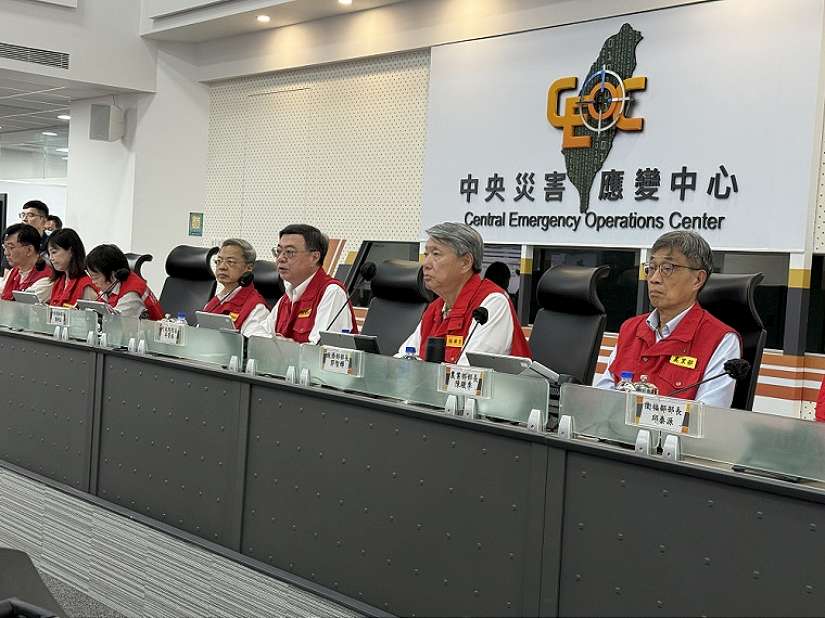 行政院卓院長坐鎮中央災害應變中心 關心各地災情及救災狀況