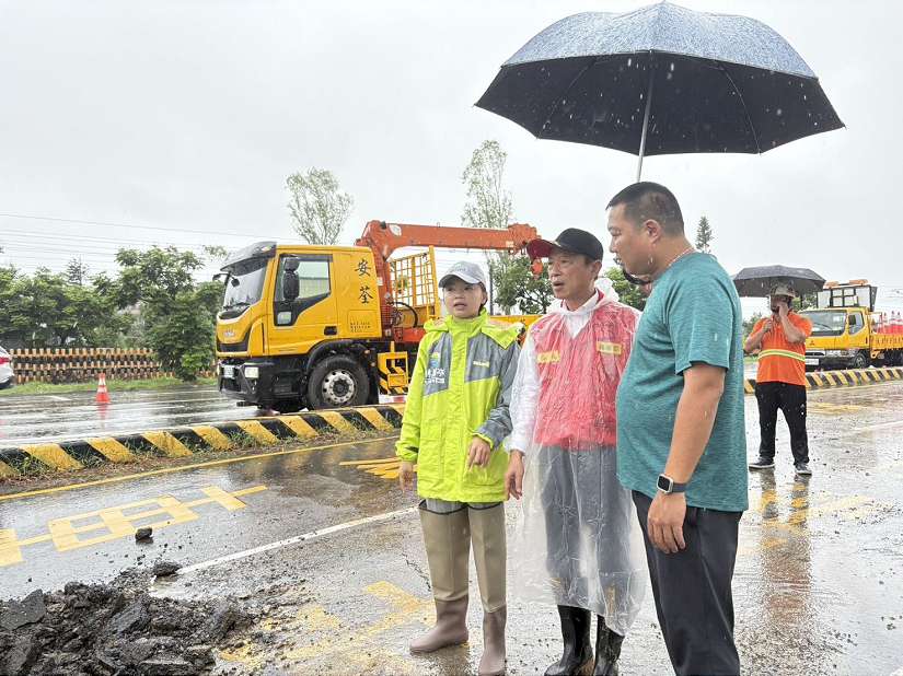 嘉義縣長翁章梁視察台1線嘉義水上段道路下陷情況