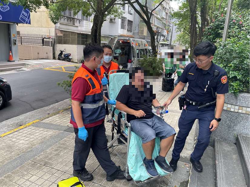 外送員不敵高溫警所前中暑倒地 員警即刻救援送醫