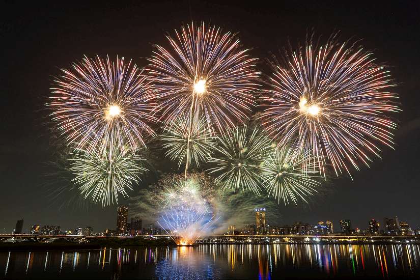2025大稻埕夏日節今登場! 首場300秒主題煙火秀綻放 吸引逾6.8萬人次共賞璀璨臺北夜空