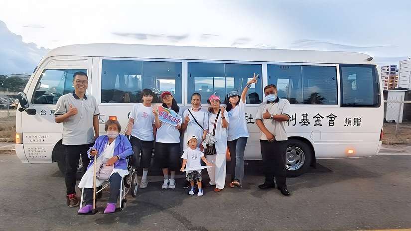 揪團遊臺東!復康巴士直達熱氣球光雕音樂會 參與長者直呼驚喜