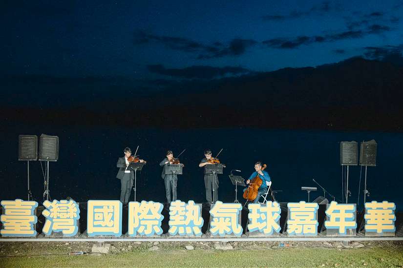 颱風前夕浪漫不退!2025池上大坡池光雕音樂會 熱氣球球籃噴火搭配煙火點亮夜空