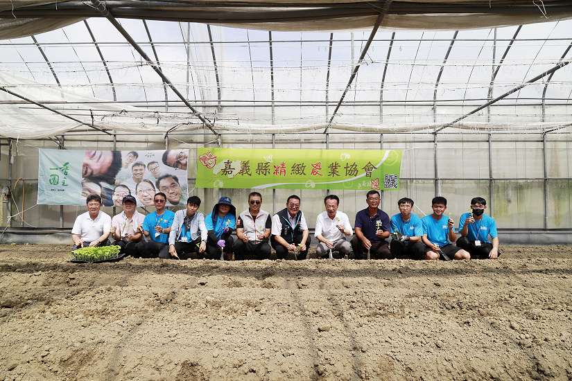 第八屆「一季園主」暖身,翁章梁率園主種下甜瓜苗