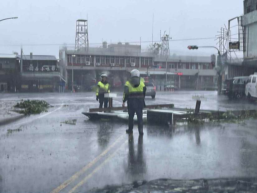 楊柳登陸!東警不畏風雨 即時排除颱風路障守護鄉親