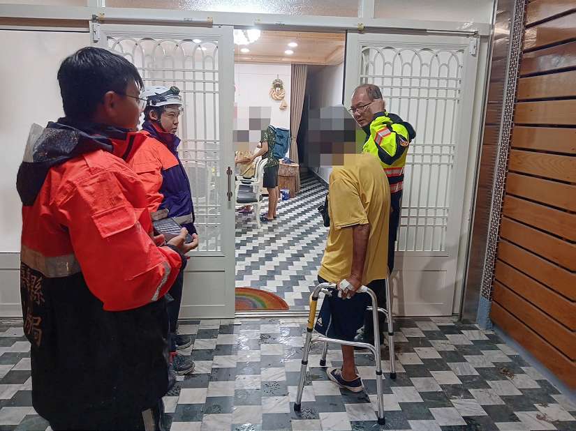 屋頂被颱風吹走！布袋警暖心護送一家三口安全依親