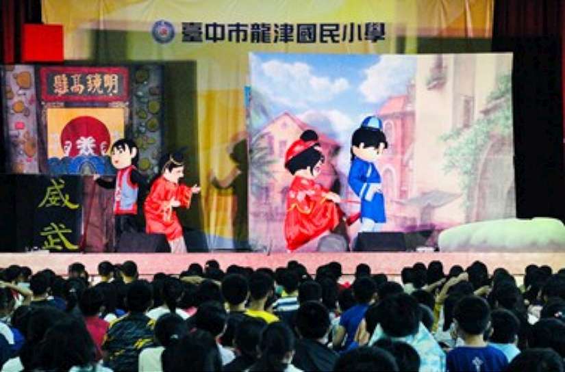 劇場走進中市海線校園!學童近距離感受藝術魅力 實踐文化平權與藝文扎根