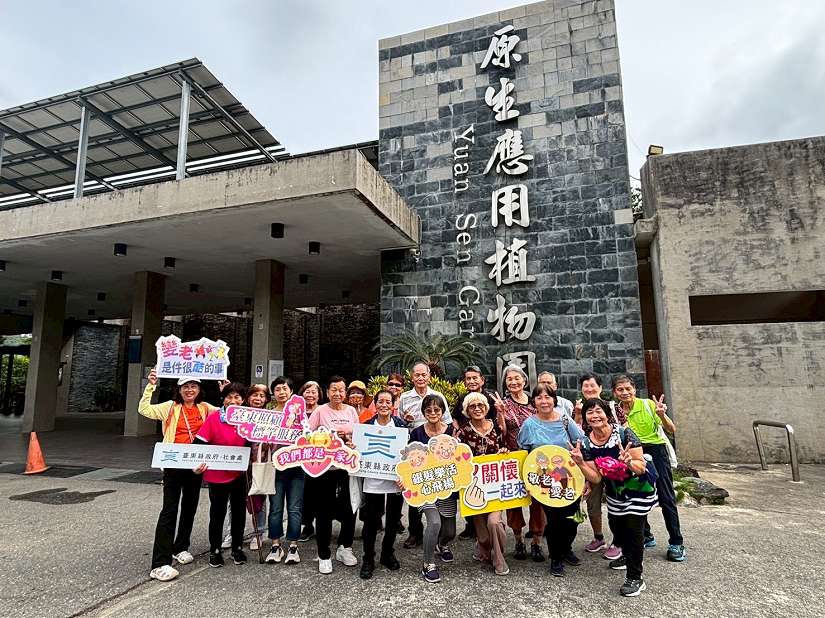 拾光藝事‧樂齡漫步行 臺東縣府陪伴獨居長者走出家門 感受藝術與自然之美