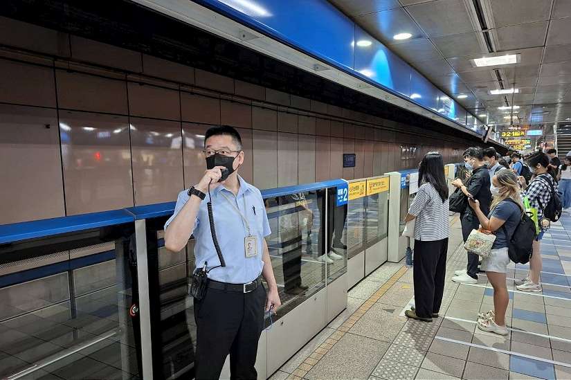 板南線早尖峰時段試辦增派「守門員」 強化車門安全及行車順暢