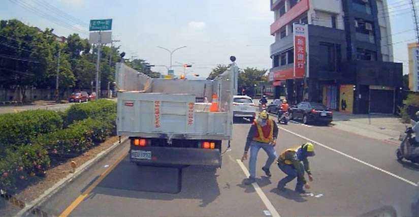 物歸原主暖人心！中市清潔隊道路救援「清」出5.9萬元現金