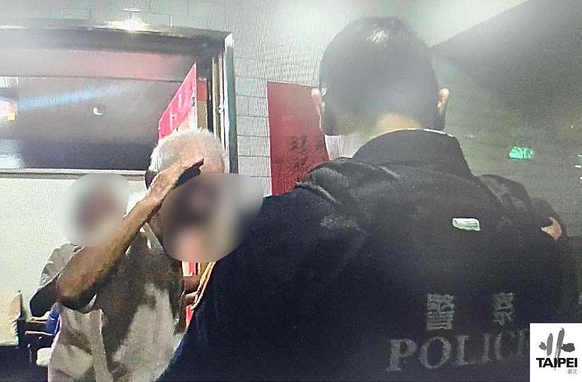 我們會抱著你 不會有事的！老翁想洗澡困頂樓圍牆邊 警消聯手安撫化險為夷