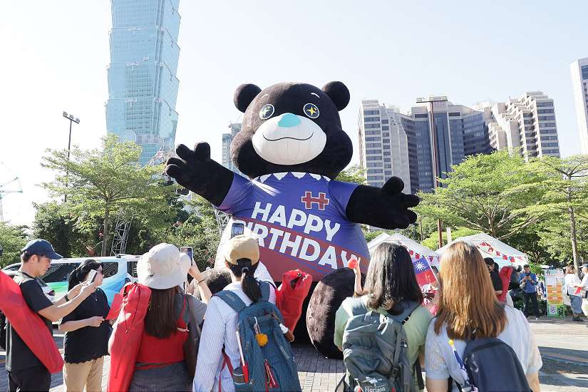 6公尺高熊讚氣偶換裝迎雙十國慶 國慶熊讚徽章市府廣場限量送