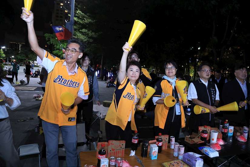 強風擋不住黃潮！盧市長陪球迷應援台灣大賽 市府前廣場1300吋超大螢幕熱血直播