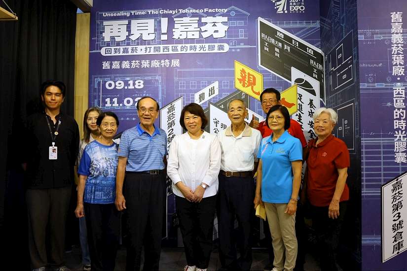 嘉義市長陪同嘉菸員工回娘家 「再見嘉芬—舊嘉義菸葉廠特展」見證產業記憶與城市新生