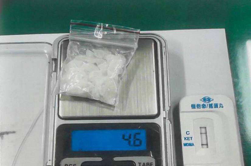 窘！後座未戴安全帽被攔  駕駛反遭查獲毒品送辦